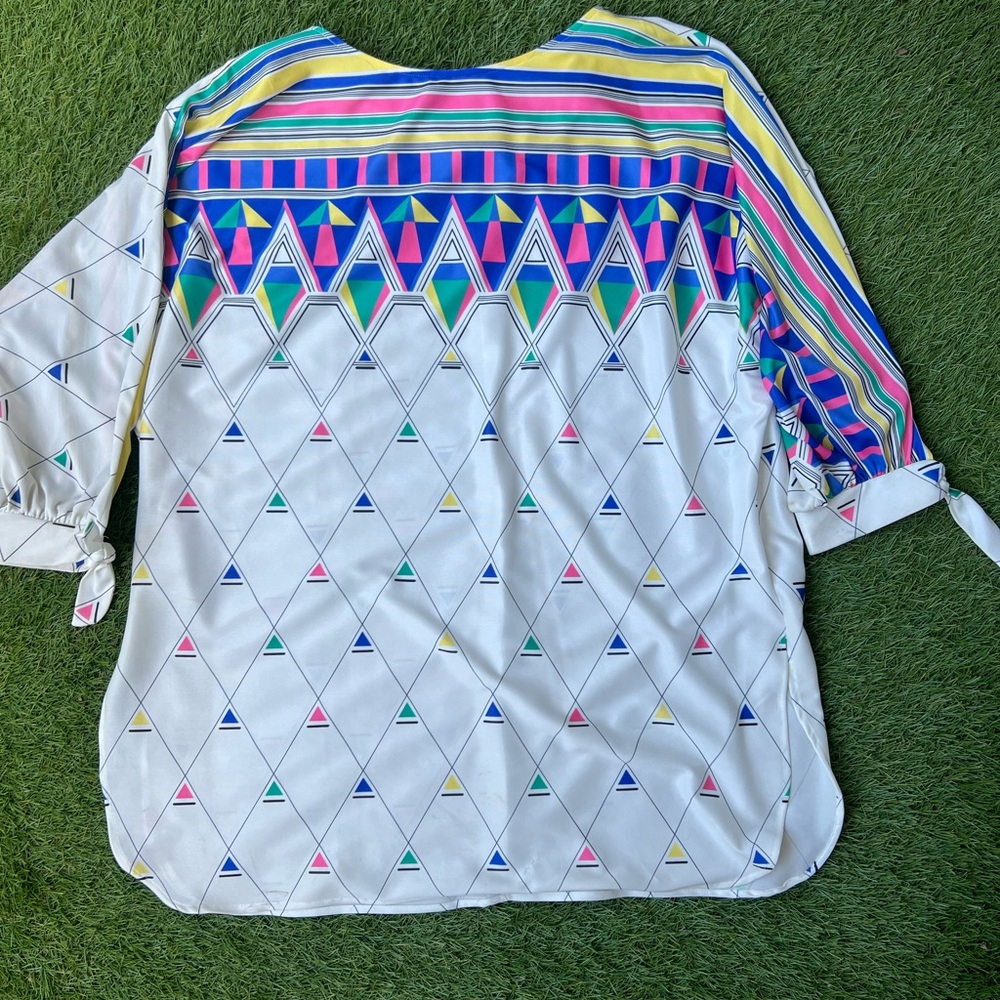 Shaker Sport Women’s geometric shirt with tied sleeves